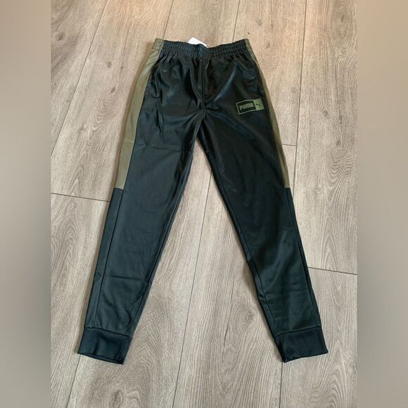 Puma size L pants perfect to use after any sport practice or sport warm up. - Picture 1 of 4